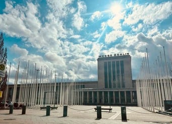 A building with columns and a blue sky

Description automatically generated